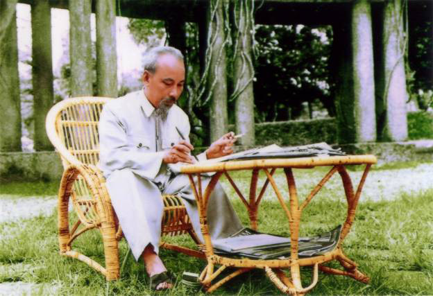 Edifier le Parti et suivre l’exemple moral du président Ho Chi Minh